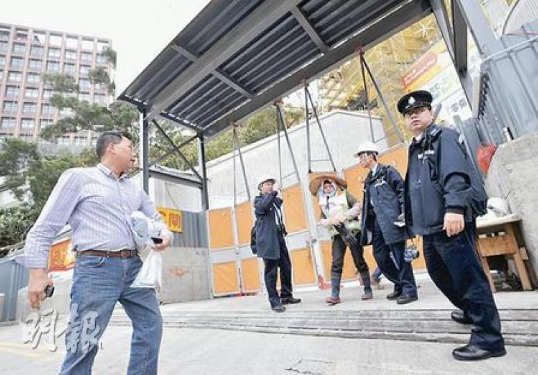 港大百周年新校園地盤昨晨發生奪命意外,一名工人被工字鐵擊中頭部身亡。警方事後接獲消息,立即派員到場調查。(余俊亮攝) 港大百周年新校園地盤昨晨發生奪命意外,一名工人被工字鐵擊中頭部身亡。警方事後接獲消息,立即派員到場調查。(余俊亮攝)