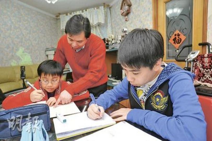 劉世蒼和太太育有兩名兒子,家庭收入一半用作供樓,三成用作兒子的教育開支,他期望兒子能到海外升學,並開始儲蓄計劃。(葉漢華攝) 劉世蒼和太太育有兩名兒子,家庭收入一半用作供樓,三成用作兒子的教育開支,他期望兒子能到海外升學,並開始儲蓄計劃。(葉漢華攝)