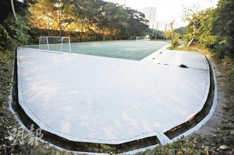政府計劃在沙田興建第二座「置安心」房屋,該地皮位於小瀝源路培基書院對面,現時以短期租約作為學校操場。(朱永倫攝) 政府計劃在沙田興建第二座「置安心」房屋,該地皮位於小瀝源路培基書院對面,現時以短期租約作為學校操場。(朱永倫攝)