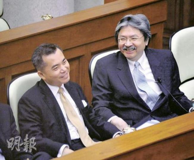 財政司長曾俊華(右)昨日宣布增加汽車首次登記稅,但原來律政司長黃仁龍(左)本月初剛買了新車,變相省了萬多元稅款。黃仁龍透過新聞秘書強調昨早才知道有關加稅內容。(葉漢華攝) 財政司長曾俊華(右)昨日宣布增加汽車首次登記稅,但原來律政司長黃仁龍(左)本月初剛買了新車,變相省了萬多元稅款。黃仁龍透過新聞秘書強調昨早才知道有關加稅內容。(葉漢華攝)