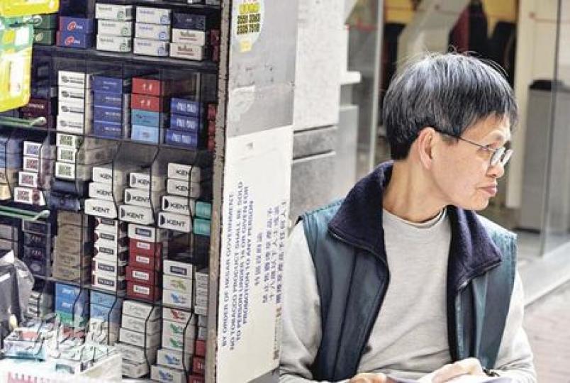 報攤負責人譚女士表示,香煙加價後問價的人多,但無人買煙,擔心生意會持續受影響。(朱永倫攝)煙草稅昨日宣布增加,便利店即時貼出告示,提醒煙民每包香煙加價10元。(朱永倫攝) 報攤負責人譚女士表示,香煙加價後問價的人多,但無人買煙,擔心生意會持續受影響。(朱永倫攝)煙草稅昨日宣布增加,便利店即時貼出告示,提醒煙民每包香煙加價10元。(朱永倫攝)