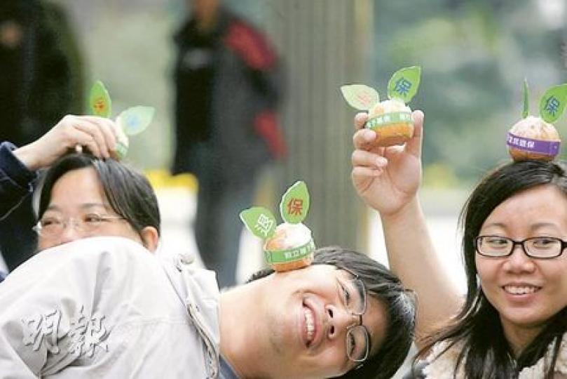 預算案提出多項措施改善老人福利,但對於社會上要求成立全民退休保障,仍然未有具體方案,天主教勞工事務委員會昨在立法會外要求設立退休保障種子基金。(郭慶輝攝)(明報製圖) 預算案提出多項措施改善老人福利,但對於社會上要求成立全民退休保障,仍然未有具體方案,天主教勞工事務委員會昨在立法會外要求設立退休保障種子基金。(郭慶輝攝)(明報製圖)