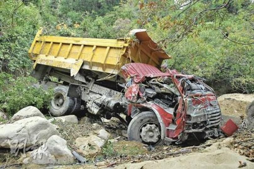 肇事泥頭車事後全車毁爛不堪,駕駛室更嚴重扭曲變形,幸司機機警及時開門棄車逃生。(梁琬珊攝)泥頭車事後漏出油渣後,水務署人員到場,以隔油條及索油紙阻止油污擴散污染。(梁琬珊攝)泥頭車事後漏出油渣,把河水污染至藍色。(梁琬珊攝)(明報製圖) 肇事泥頭車事後全車毁爛不堪,駕駛室更嚴重扭曲變形,幸司機機警及時開門棄車逃生。(梁琬珊攝)泥頭車事後漏出油渣後,水務署人員到場,以隔油條及索油紙阻止油污擴散污染。(梁琬珊攝)泥頭車事後漏出油渣,把河水污染至藍色。(梁琬珊攝)(明報製圖)