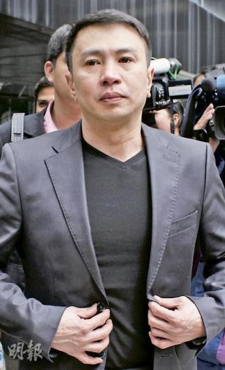 Ronald Versoza Singson堅稱全數毒品供自用,獲法官接納。他離庭前與友人互相擊掌慶賀,又與影星女友Lovi Poe擁吻。他接受港菲兩地傳媒訪問時,則表示對今天判刑十分緊張。(何偉畧攝) Ronald Versoza Singson堅稱全數毒品供自用,獲法官接納。他離庭前與友人互相擊掌慶賀,又與影星女友Lovi Poe擁吻。他接受港菲兩地傳媒訪問時,則表示對今天判刑十分緊張。(何偉畧攝)
