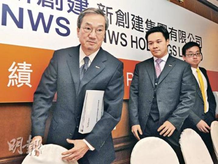 新創建執行董事曾蔭培(左)、杜家駒(中)與鄭志明齊齊出席業績發布會,不過席間被問到分拆事宜時卻三緘其口。(劉焌陶攝) 新創建執行董事曾蔭培(左)、杜家駒(中)與鄭志明齊齊出席業績發布會,不過席間被問到分拆事宜時卻三緘其口。(劉焌陶攝)