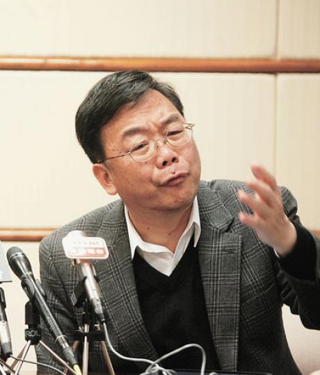 民主黨教育界議員張文光昨先後致電5個部門高官,查問領長俸公務員及公積金教師,是否受惠預算案注資強積金安排,但官員都未能說出具體答案。他呼籲市民3月6日上街,發動港人的「紫荊花革命」反對預算案,教師及公務員已表明參與。(郭慶輝攝)財政司長曾俊華昨在立法會表明,不會為預算案作任何修訂,又說強積金注資是順應市民的建議。(李紹昌攝)一批中產代表昨在立法會門外要求政府退稅,惠及「夾心打工仔」,紓緩未來一年高通脹之苦。(李紹昌攝) 民主黨教育界議員張文光昨先後致電5個部門高官,查問領長俸公務員及公積金教師,是否受惠預算案注資強積金安排,但官員都未能說出具體答案。他呼籲市民3月6日上街,發動港人的「紫荊花革命」反對預算案,教師及公務員已表明參與。(郭慶輝攝)財政司長曾俊華昨在立法會表明,不會為預算案作任何修訂,又說強積金注資是順應市民的建議。(李紹昌攝)一批中產代表昨在立法會門外要求政府退稅,惠及「夾心打工仔」,紓緩未來一年高通脹之苦。(李紹昌攝)