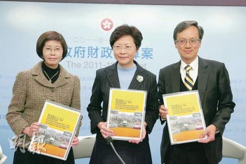 發展局長林鄭月娥(中)表示,下年度供應的土地可興建約35,400萬個單位,數字是「實牙實齒」。左為地政總署署長譚贛蘭,右為規劃署長梁焯輝。(郭慶輝攝)(明報製圖)(明報製圖)利工街5至23號,今年4月招標,限建中小單位,預計日後呎售約7500元。(余俊亮攝) 發展局長林鄭月娥(中)表示,下年度供應的土地可興建約35,400萬個單位,數字是「實牙實齒」。左為地政總署署長譚贛蘭,右為規劃署長梁焯輝。(郭慶輝攝)(明報製圖)(明報製圖)利工街5至23號,今年4月招標,限建中小單位,預計日後呎售約7500元。(余俊亮攝)