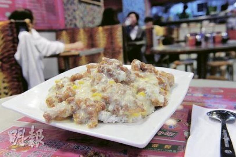 在灣仔茶餐廳一碟粟米斑塊飯盛惠38元,不過在新一份財政預算案中大談抗通脹的財爺曾俊華,卻因為「最近無食過」,坦言不知售價。(劉焌陶攝) 在灣仔茶餐廳一碟粟米斑塊飯盛惠38元,不過在新一份財政預算案中大談抗通脹的財爺曾俊華,卻因為「最近無食過」,坦言不知售價。(劉焌陶攝)