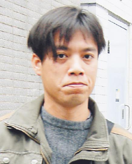 旅巴司機李偉明被控襲警罪受審,他指遭警員掌摑後被冤枉,關注事件的團體「尖碼之聲」昨晨在庭外拉起橫額聲援被告。(梁珮珊攝)軍裝警員吳永珏在庭上講述遇襲經過,聲稱被告態度惡劣,口沫橫飛「爆粗」,其後更蓄意手持車牌刮傷他的左眼。(梁珮珊攝) 旅巴司機李偉明被控襲警罪受審,他指遭警員掌摑後被冤枉,關注事件的團體「尖碼之聲」昨晨在庭外拉起橫額聲援被告。(梁珮珊攝)軍裝警員吳永珏在庭上講述遇襲經過,聲稱被告態度惡劣,口沫橫飛「爆粗」,其後更蓄意手持車牌刮傷他的左眼。(梁珮珊攝)