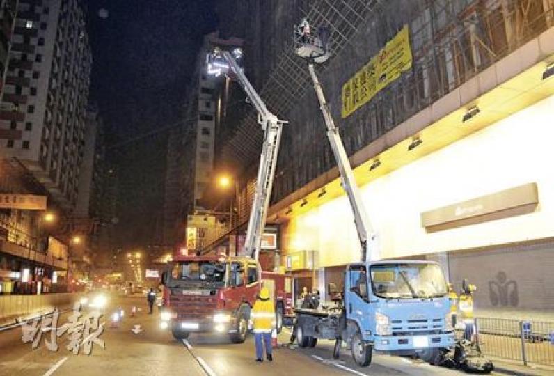 消防員架起雲梯拯救困在工程車升降台的2名工人。(蔡方山攝)被困升降台的工人,由消防員到場架雲梯救下。(蔡方山攝)涉事工程車司機,遭警員警誡。(蔡方山攝) 消防員架起雲梯拯救困在工程車升降台的2名工人。(蔡方山攝)被困升降台的工人,由消防員到場架雲梯救下。(蔡方山攝)涉事工程車司機,遭警員警誡。(蔡方山攝)
