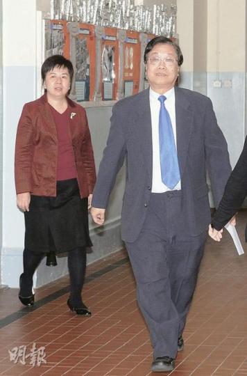 教育局首席教育主任兼英皇校管會主席譚貫枝(右)在強烈反對聲中宣布參與減班,拒絕讓校董表決。(陳淑安攝) 教育局首席教育主任兼英皇校管會主席譚貫枝(右)在強烈反對聲中宣布參與減班,拒絕讓校董表決。(陳淑安攝)