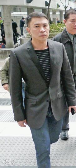 被告Ronald Versoza Singson由案發至今留港逾7個月,昨日抽完最後一口「自由之煙」,徐徐入庭聽取判刑,其間他只一直盯着庭內時鐘,得悉被判囚1年半,沒有特別表情。(何偉畧攝) 被告Ronald Versoza Singson由案發至今留港逾7個月,昨日抽完最後一口「自由之煙」,徐徐入庭聽取判刑,其間他只一直盯着庭內時鐘,得悉被判囚1年半,沒有特別表情。(何偉畧攝)
