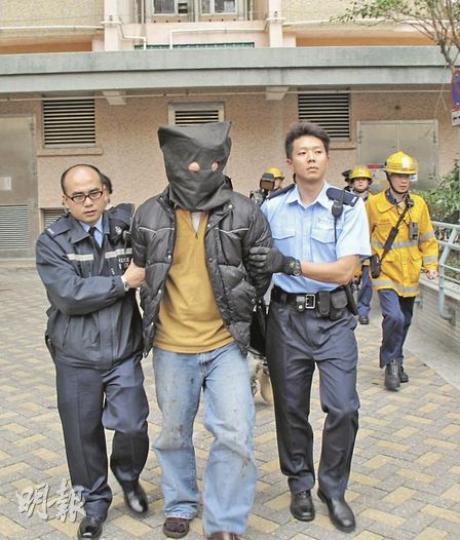 涉嫌斬傷母親的男事主,事後被警方以涉嫌傷人罪拘捕。(雲錦鋒攝)被挾持的男嬰其後與母親到救護車檢查,疑一度受驚。(雲錦鋒攝) 涉嫌斬傷母親的男事主,事後被警方以涉嫌傷人罪拘捕。(雲錦鋒攝)被挾持的男嬰其後與母親到救護車檢查,疑一度受驚。(雲錦鋒攝)