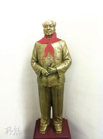 對於小琴詢問為何於中環的公司總部內放置着一尊毛澤東像,王大勇聲稱「沒有特別意義」。(鄧亮攝) 對於小琴詢問為何於中環的公司總部內放置着一尊毛澤東像,王大勇聲稱「沒有特別意義」。(鄧亮攝)