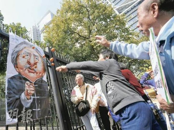 社區組織協會昨日遊行到政府總部外抗議財政預算案涼薄,對「五無」人士並無幫助。他們向財政司長曾俊華肖像掟桔,寓意他們「得個桔」,未能受惠。(葉漢華攝)面對輿論及議員狂轟預算案,曾俊華昨終於宣布注資強積金6000元的安排,是包括參與津助學校公積金的教師,也不再說「退稅會引發通脹」。他昨日接過一批年輕人送出的盆栽後,終於一展笑容。(李紹昌攝) 社區組織協會昨日遊行到政府總部外抗議財政預算案涼薄,對「五無」人士並無幫助。他們向財政司長曾俊華肖像掟桔,寓意他們「得個桔」,未能受惠。(葉漢華攝)面對輿論及議員狂轟預算案,曾俊華昨終於宣布注資強積金6000元的安排,是包括參與津助學校公積金的教師,也不再說「退稅會引發通脹」。他昨日接過一批年輕人送出的盆栽後,終於一展笑容。(李紹昌攝)
