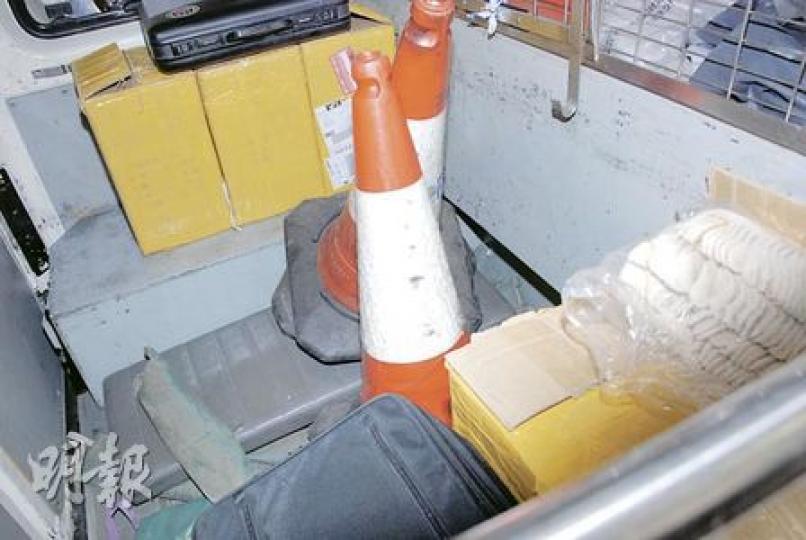 警員到長沙灣速遞公司貨倉將5箱運往外地的電槍檢走,暫無人被捕。(梁琬珊攝) 警員到長沙灣速遞公司貨倉將5箱運往外地的電槍檢走,暫無人被捕。(梁琬珊攝)