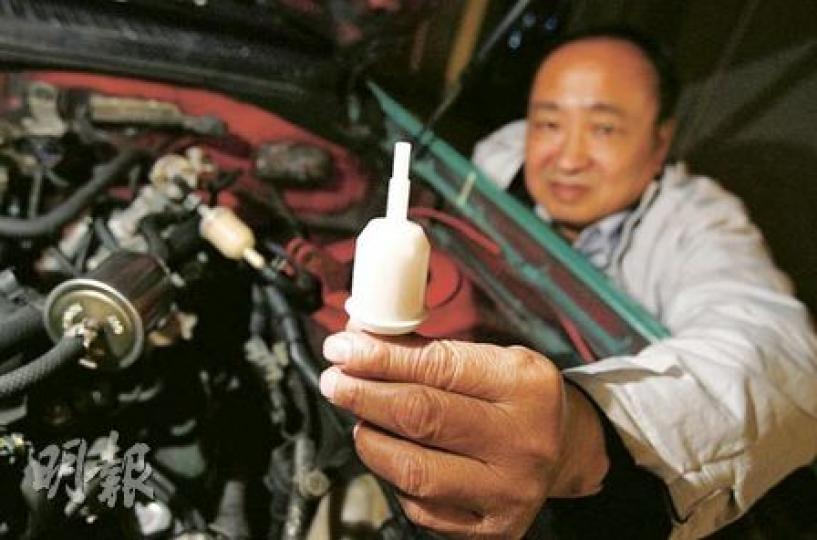 黃永忠表示,死火的士多個主要部件積聚硫磺粉,懷疑與石油氣存雜質有關,只要為的士加裝他手持的燃料過濾器,便可解決死火問題。(林振東攝) 黃永忠表示,死火的士多個主要部件積聚硫磺粉,懷疑與石油氣存雜質有關,只要為的士加裝他手持的燃料過濾器,便可解決死火問題。(林振東攝)