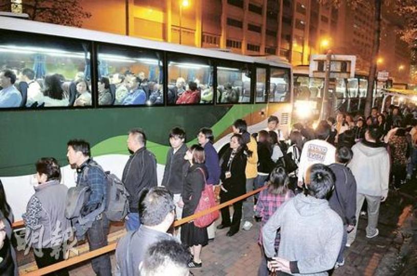 演習中,港鐵更派員在場維持乘客轉乘接駁巴士秩序,避免乘客爭先恐後的混亂情况再度出現。(蔡方山攝)港鐵模擬架空電纜斷裂,安排乘客離開車廂,其間有2名乘客受傷,由消防處到場救護。(蔡方山攝) 演習中,港鐵更派員在場維持乘客轉乘接駁巴士秩序,避免乘客爭先恐後的混亂情况再度出現。(蔡方山攝)港鐵模擬架空電纜斷裂,安排乘客離開車廂,其間有2名乘客受傷,由消防處到場救護。(蔡方山攝)