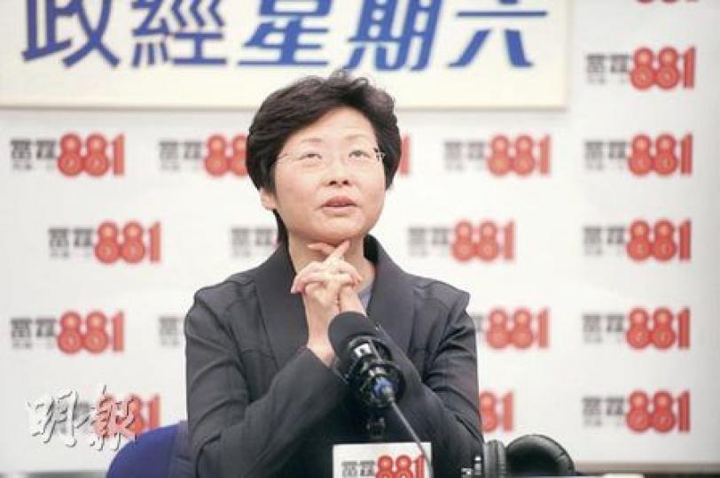 發展局長林鄭月娥出席《政經星期六》節目時說,本港一直面對土地供應不足,開拓土地亦遇到困難,需要前瞻措施,包括研究把摩星嶺及堅尼地城配水庫遷入摩星嶺岩洞,以釋出兩公頃土地。 (尹錦恩攝) 發展局長林鄭月娥出席《政經星期六》節目時說,本港一直面對土地供應不足,開拓土地亦遇到困難,需要前瞻措施,包括研究把摩星嶺及堅尼地城配水庫遷入摩星嶺岩洞,以釋出兩公頃土地。 (尹錦恩攝)