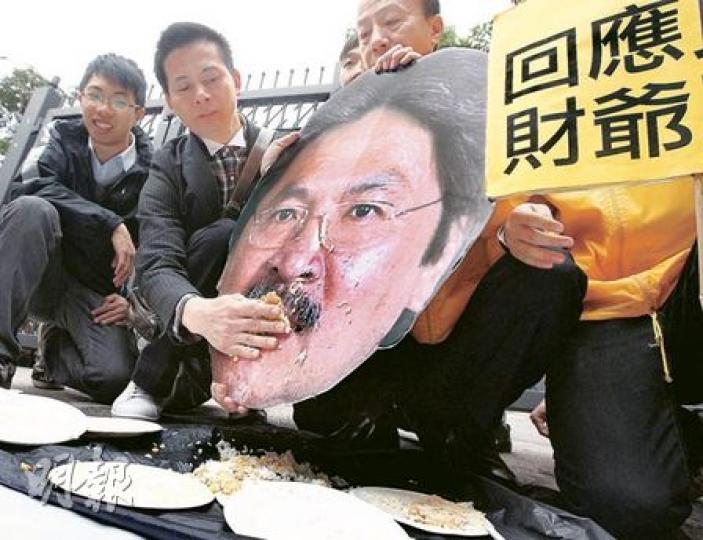 多個團體昨繼續抗議財政預算案,新民主同盟向曾俊華肖像送上粟米斑塊飯,諷刺稱最近沒吃而不知價的曾俊華,不知民間疾苦。(李紹昌攝)有團體在旺角行人專用區舉行財政預算案的抗議活動,模擬手機遊戲「憤怒鳥」,讓市民擲特首曾蔭權及財政司長曾俊華的肖像。(尹錦恩攝)各界反對預算案的聲音連日不絕,人民力量昨在旺角行人專用區市民提供財政司長曾俊華的肖像,供市民「打小人」。(尹錦恩攝) 多個團體昨繼續抗議財政預算案,新民主同盟向曾俊華肖像送上粟米斑塊飯,諷刺稱最近沒吃而不知價的曾俊華,不知民間疾苦。(李紹昌攝)有團體在旺角行人專用區舉行財政預算案的抗議活動,模擬手機遊戲「憤怒鳥」,讓市民擲特首曾蔭權及財政司長曾俊華的肖像。(尹錦恩攝)各界反對預算案的聲音連日不絕,人民力量昨在旺角行人專用區市民提供財政司長曾俊華的肖像,供市民「打小人」。(尹錦恩攝)