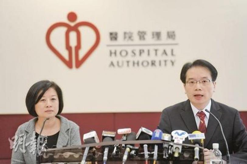 醫院管理局聯網服務總監張偉麟(右)表示,今年4月起,擴大藥物名冊內超過50種藥物的臨牀使用範圍,包括用作治療癌症、精神病、糖尿病等慢性疾病,預料5.2萬名病人受惠。圖左為醫院管理局總藥劑師李詩詠。(尹錦恩攝) 醫院管理局聯網服務總監張偉麟(右)表示,今年4月起,擴大藥物名冊內超過50種藥物的臨牀使用範圍,包括用作治療癌症、精神病、糖尿病等慢性疾病,預料5.2萬名病人受惠。圖左為醫院管理局總藥劑師李詩詠。(尹錦恩攝)
