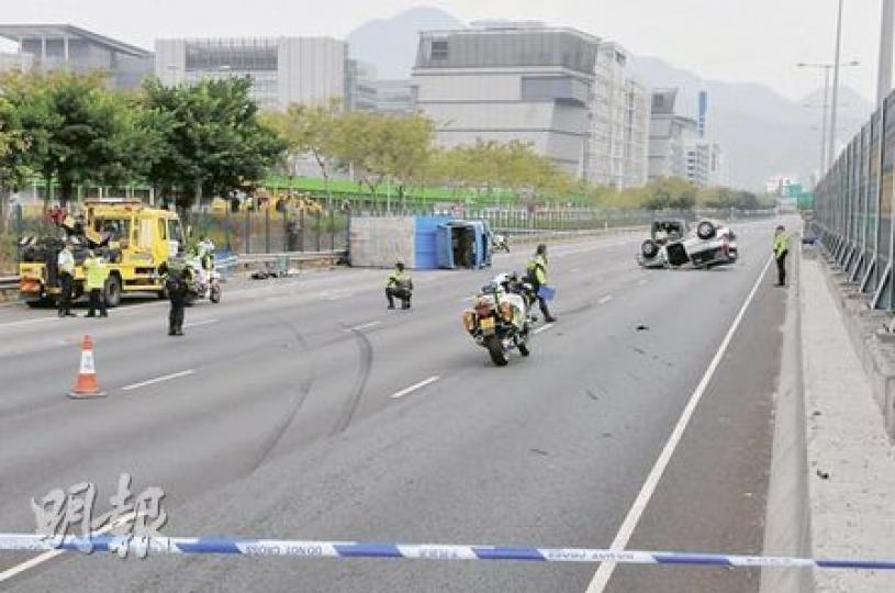 大埔吐露港公路昨午發生致命車禍,一輛密斗貨車疑切線時先撞前車,再失控翻側反彈至路旁,其中一名乘客被拋出車外當場死亡。現場可見密斗貨車留下的長長胎痕。(林錫禮攝)車禍中一輛私家車被撞至四輪朝天,其司機為前樂隊CityBeat主音歌手劉諾生(John Laudon,左二),他與同行44歲女親友和2歲小童受輕傷,送院檢查後無大礙。(林錫禮攝)(明報製圖) 大埔吐露港公路昨午發生致命車禍,一輛密斗貨車疑切線時先撞前車,再失控翻側反彈至路旁,其中一名乘客被拋出車外當場死亡。現場可見密斗貨車留下的長長胎痕。(林錫禮攝)車禍中一輛私家車被撞至四輪朝天,其司機為前樂隊CityBeat主音歌手劉諾生(John Laudon,左二),他與同行44歲女親友和2歲小童受輕傷,送院檢查後無大礙。(林錫禮攝)(明報製圖)