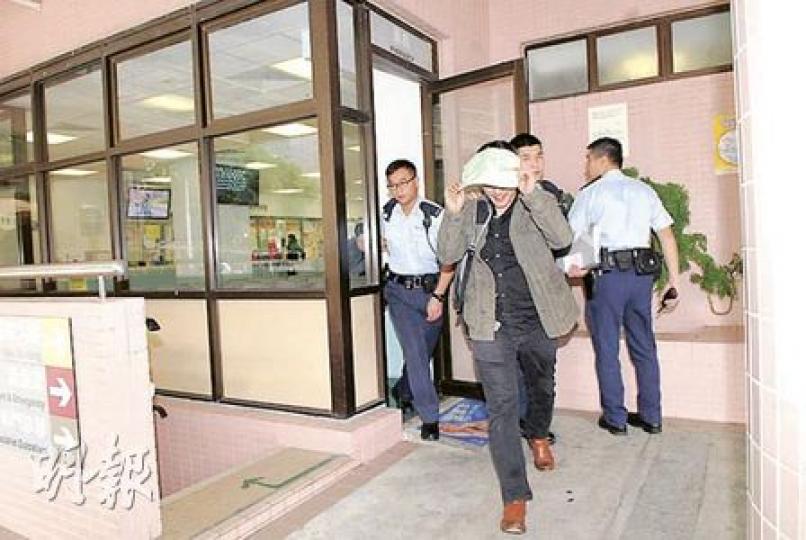 涉嫌自殘及刑事毁壞的尼泊爾男子(左二),事後由警員帶走,送院檢查傷勢,離開時以紙遮面。(梁琬珊攝) 涉嫌自殘及刑事毁壞的尼泊爾男子(左二),事後由警員帶走,送院檢查傷勢,離開時以紙遮面。(梁琬珊攝)