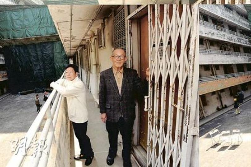 本港首個公屋石峽尾徒置區「美荷樓」將活化成青年旅舍,曾在區內小學任教的黃祖植(右)及在美荷樓度過22年光景的歡姐昨日重返舊地,重溫當年點滴。(尹錦恩攝) 本港首個公屋石峽尾徒置區「美荷樓」將活化成青年旅舍,曾在區內小學任教的黃祖植(右)及在美荷樓度過22年光景的歡姐昨日重返舊地,重溫當年點滴。(尹錦恩攝)