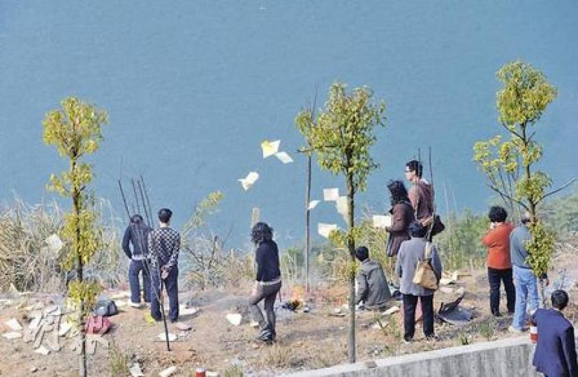 死者的家屬在車禍現場拜祭,家屬一邊撒溪錢,一邊高叫死者名字,要帶他們回家,一片愁雲慘霧。(朱永倫攝)車禍死者的家屬在意外現場焚燒冥鏹拜祭。(朱永倫攝) 死者的家屬在車禍現場拜祭,家屬一邊撒溪錢,一邊高叫死者名字,要帶他們回家,一片愁雲慘霧。(朱永倫攝)車禍死者的家屬在意外現場焚燒冥鏹拜祭。(朱永倫攝)