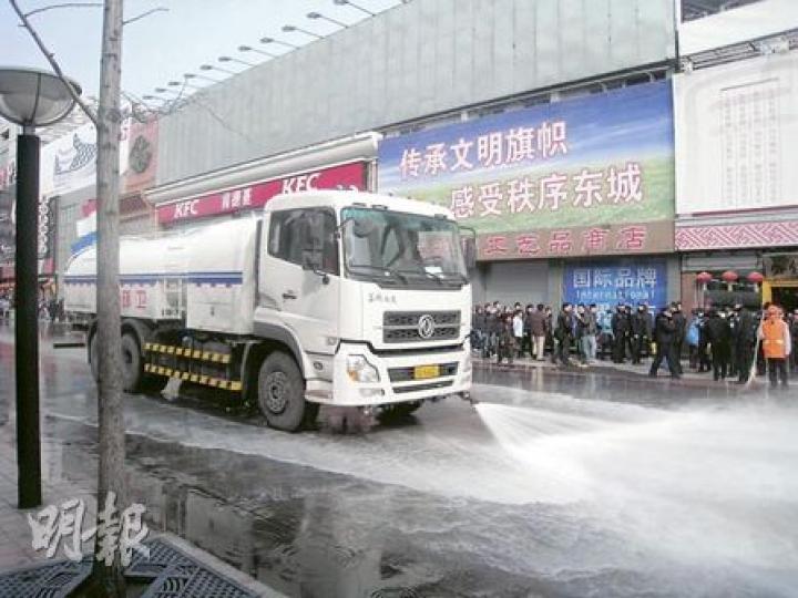 從昨日下午2時起,一架灑水車開始在肯德基門前50米範圍內往返洗地,以阻止人群聚集。(明報記者攝)在深圳市中心的鄧小平畫像前,雖無人群聚集,仍有治安員在此站崗。(余俊亮攝) 從昨日下午2時起,一架灑水車開始在肯德基門前50米範圍內往返洗地,以阻止人群聚集。(明報記者攝)在深圳市中心的鄧小平畫像前,雖無人群聚集,仍有治安員在此站崗。(余俊亮攝)