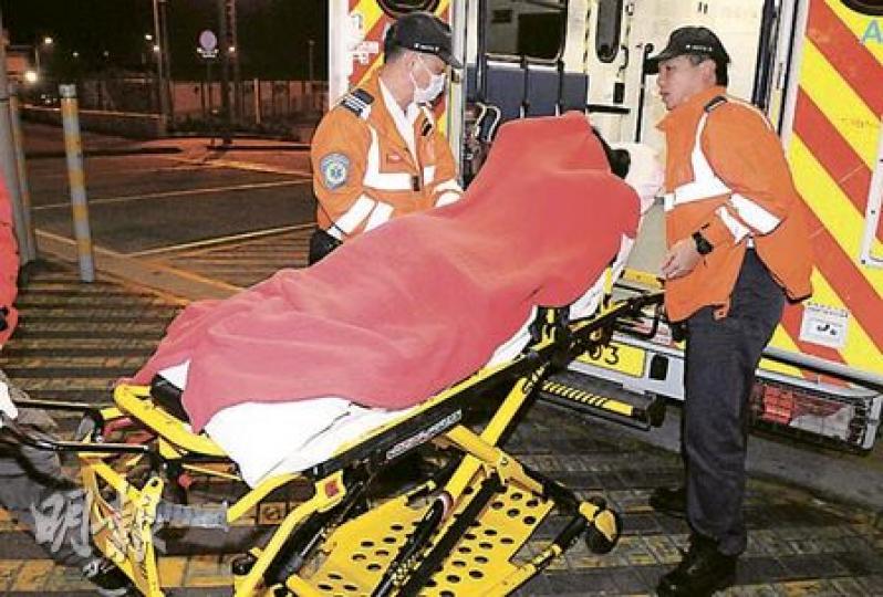 將軍澳過去3天連續發生3宗涉及青年或童黨的劫案或打鬥案,圖中女事主昨凌晨在將軍澳寶寧路被兩名青年圍毆打劫,事後需送院敷治。(蔡方山攝) 將軍澳過去3天連續發生3宗涉及青年或童黨的劫案或打鬥案,圖中女事主昨凌晨在將軍澳寶寧路被兩名青年圍毆打劫,事後需送院敷治。(蔡方山攝)