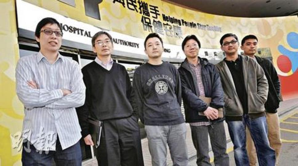 前線醫生聯盟與13間醫院的前線醫生代表,昨與醫管局行政總裁梁栢賢開會商討解決醫生人手問題,聯盟前會長羅智峰(左起)、立法會議員梁家騮、聯盟會長謝耀昌也有出席。(何家達攝)醫管局總裁梁栢賢希望3月中可以制訂處理醫生人手短缺的方案,包括增加醫生晉升名額、聘請更多醫生。(劉焌陶攝) 前線醫生聯盟與13間醫院的前線醫生代表,昨與醫管局行政總裁梁栢賢開會商討解決醫生人手問題,聯盟前會長羅智峰(左起)、立法會議員梁家騮、聯盟會長謝耀昌也有出席。(何家達攝)醫管局總裁梁栢賢希望3月中可以制訂處理醫生人手短缺的方案,包括增加醫生晉升名額、聘請更多醫生。(劉焌陶攝)
