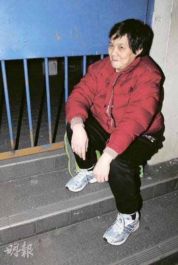 退休小販高太,為可免費脫掉口中壞牙,抵着寒夜於清晨4時許已在九龍城李基牙科診所門外排隊,苦候3個多小時等派籌。(蔡方山攝) 退休小販高太,為可免費脫掉口中壞牙,抵着寒夜於清晨4時許已在九龍城李基牙科診所門外排隊,苦候3個多小時等派籌。(蔡方山攝)