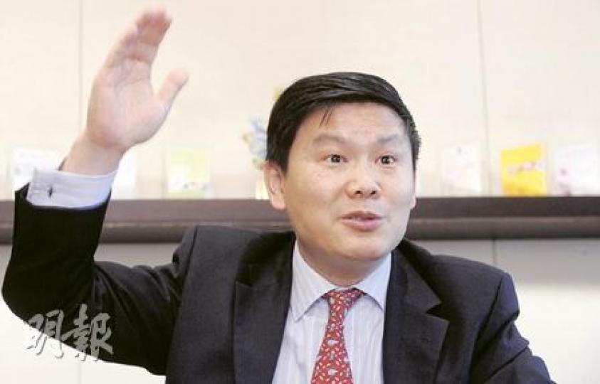 閻峰是北京人,自言雖然年近50,但長相仍較年輕,秘訣是睡得多。他平日每天睡7至8小時之外,周末可以一天睡15小時。(尹錦恩攝) 閻峰是北京人,自言雖然年近50,但長相仍較年輕,秘訣是睡得多。他平日每天睡7至8小時之外,周末可以一天睡15小時。(尹錦恩攝)