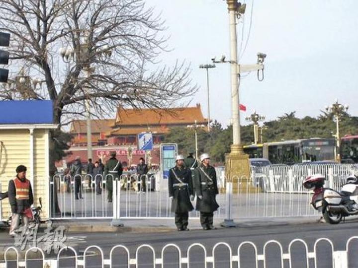 兩會臨近,北京加強保安,圖為昨日在天安門廣場附近巡邏的解放軍糾察(相當於憲兵)。(明報記者攝) 兩會臨近,北京加強保安,圖為昨日在天安門廣場附近巡邏的解放軍糾察(相當於憲兵)。(明報記者攝)
