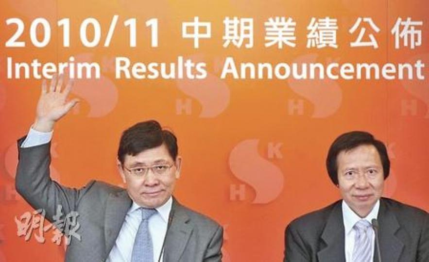 香港樓價節節高升,郭炳江(右)昨日被問到內地資金對樓價影響時,他以旗下新盤買家九成為港人作例子,指出樓價仍然是香港人能負擔的水平。左為郭炳聯。(余俊亮攝) 香港樓價節節高升,郭炳江(右)昨日被問到內地資金對樓價影響時,他以旗下新盤買家九成為港人作例子,指出樓價仍然是香港人能負擔的水平。左為郭炳聯。(余俊亮攝)