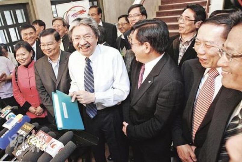 財政司長曾俊華(中)昨日與20名建制派議員會面後,隨即宣布會在三方面修訂預算案內容,有記者問政府是否受壓才修訂?曾俊華形容建制派是他的「朋友」,令一眾議員開懷大笑。(林振東攝)(明報製圖) 財政司長曾俊華(中)昨日與20名建制派議員會面後,隨即宣布會在三方面修訂預算案內容,有記者問政府是否受壓才修訂?曾俊華形容建制派是他的「朋友」,令一眾議員開懷大笑。(林振東攝)(明報製圖)