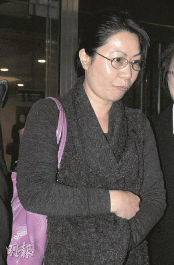 二太鍾群英指招友全對元配子女行為反感,故另立遺囑。(葉漢華攝)三太陳冠卿(左)與四太林寶珍(右)均指招友全死後,二太是一家之主,由她支付其他房的生活費。(葉漢華攝)招友全與元配王美英的6名子女,昨日一同上庭旁聽,他們質疑二太鍾群英的遺囑是在父親神志不清下訂立。(陳穎鏇攝)(明報製圖)(明報製圖) 二太鍾群英指招友全對元配子女行為反感,故另立遺囑。(葉漢華攝)三太陳冠卿(左)與四太林寶珍(右)均指招友全死後,二太是一家之主,由她支付其他房的生活費。(葉漢華攝)招友全與元配王美英的6名子女,昨日一同上庭旁聽,他們質疑二太鍾群英的遺囑是在父親神志不清下訂立。(陳穎鏇攝)(明報製圖)(明報製圖)