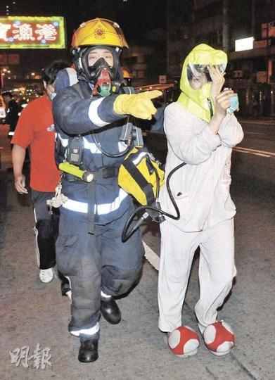火警中,女戶主穿着睡衣拖鞋逃生,其間吸入濃煙不適,消防為其戴上新引入的「被救者呼吸器」,再送院治理。(蔡方山攝)筲箕灣一住宅單位昨凌晨起火,消防出動雲梯協助灌救。(蔡方山攝)消防員在筲箕灣起火單位,將年僅1歲的幼童抱着救出,送院治理後無礙出院。(蔡方山攝) 火警中,女戶主穿着睡衣拖鞋逃生,其間吸入濃煙不適,消防為其戴上新引入的「被救者呼吸器」,再送院治理。(蔡方山攝)筲箕灣一住宅單位昨凌晨起火,消防出動雲梯協助灌救。(蔡方山攝)消防員在筲箕灣起火單位,將年僅1歲的幼童抱着救出,送院治理後無礙出院。(蔡方山攝)