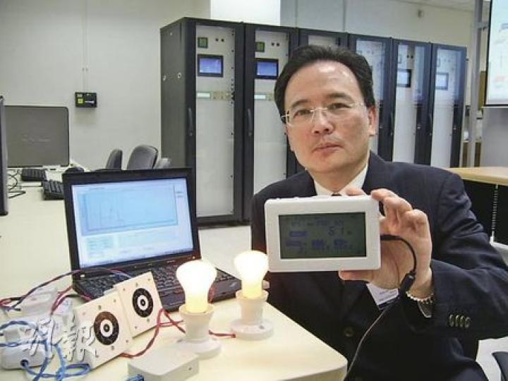 港大研發的能源管理系統,可安裝在家居或辦公室,監察用電量及電費等數據。圖為港大電機電子工程系署理系主任李安國教授。(黃靜雅攝) 港大研發的能源管理系統,可安裝在家居或辦公室,監察用電量及電費等數據。圖為港大電機電子工程系署理系主任李安國教授。(黃靜雅攝)