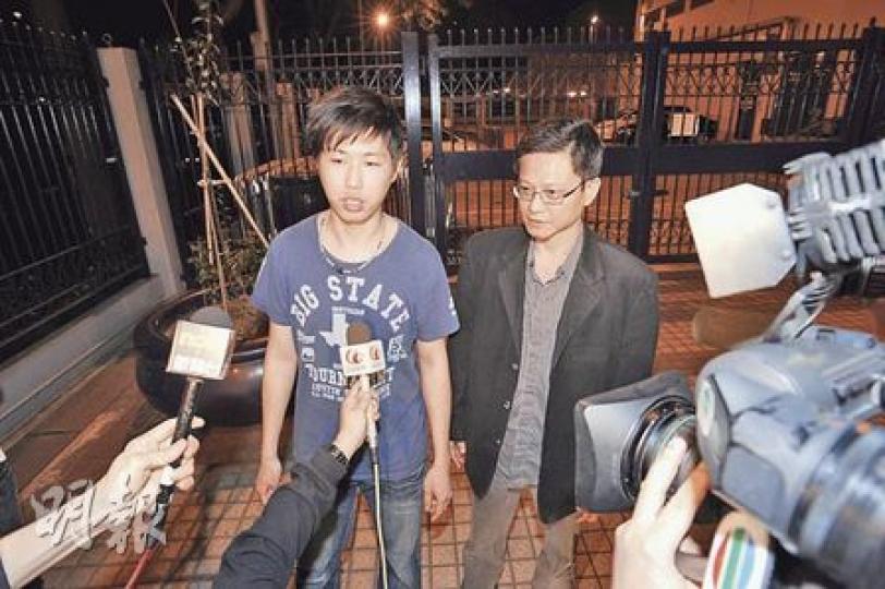 黃俊杰(左)約凌晨零時20分離開警署,他強調只是想示威,沒有察覺撞到任何人。右為社民連主席陶君行。(樊銳昌攝)特首曾蔭權晚上到瑪麗醫院驗傷後,對記者表示被撞到胸口,吃晚飯時仍隱隱痛,所以驗傷。(林振東攝) 黃俊杰(左)約凌晨零時20分離開警署,他強調只是想示威,沒有察覺撞到任何人。右為社民連主席陶君行。(樊銳昌攝)特首曾蔭權晚上到瑪麗醫院驗傷後,對記者表示被撞到胸口,吃晚飯時仍隱隱痛,所以驗傷。(林振東攝)