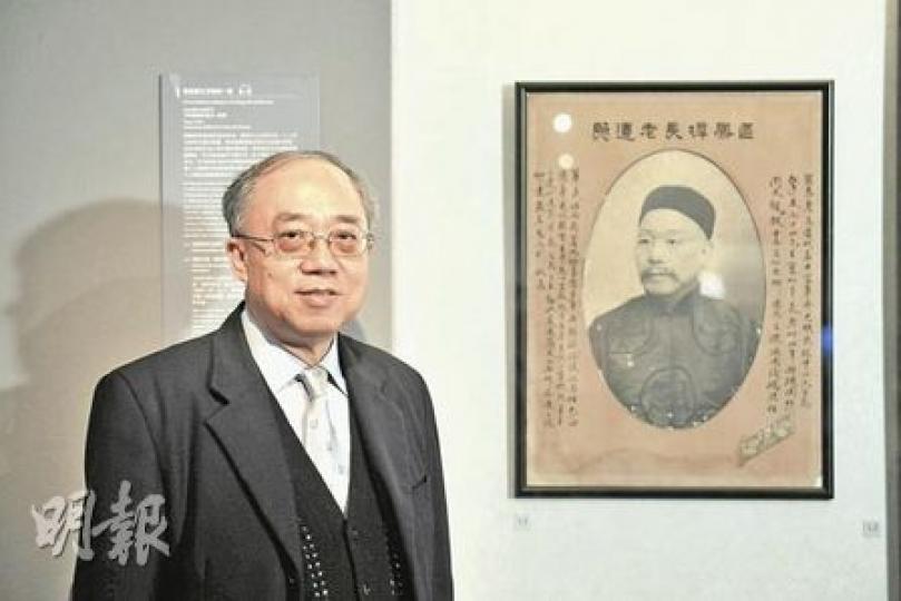 本港中華基督教會合一堂也有借出數件珍貴壁畫展出。牧師余英嶽指出,當年位於荷李活道的道濟會堂(合一堂前身)長老區鳳墀(圖右照片)曾是孫中山的國文老師,與孫中山關係密切。(葉漢華攝)黎元洪是南京臨時政府副總統,是開國元勳之一,在袁世凱之後出任臨時大總統,但他並非革命黨人。大勳章屬當年他的國葬陪葬物,後在文化大革命期間因墓地被破壞而出土,在今次展覽首次曝光。(葉漢華攝)作為戰地記者的施塔福(左)當年喜與不同民眾合照。圖為他在陽夏之戰的戰場與軍人合照。(葉漢華攝)施塔福(右)當年為革命重要事件拍下不少照 本港中華基督教會合一堂也有借出數件珍貴壁畫展出。牧師余英嶽指出,當年位於荷李活道的道濟會堂(合一堂前身)長老區鳳墀(圖右照片)曾是孫中山的國文老師,與孫中山關係密切。(葉漢華攝)黎元洪是南京臨時政府副總統,是開國元勳之一,在袁世凱之後出任臨時大總統,但他並非革命黨人。大勳章屬當年他的國葬陪葬物,後在文化大革命期間因墓地被破壞而出土,在今次展覽首次曝光。(葉漢華攝)作為戰地記者的施塔福(左)當年喜與不同民眾合照。圖為他在陽夏之戰的戰場與軍人合照。(葉漢華攝)施塔福(右)當年為革命重要事件拍下不少照