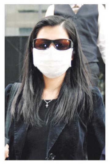 中銀香港女經理戴晶涉向兩名散戶推銷迷債,言有失實,被控兩罪昨受審。她離開法庭時,戴上墨鏡及口罩。(郭慶輝攝)上月洗脫所有罪名、已復職的中銀經理張瑰瑰,昨到庭支持同事,在電梯大堂遭一女子破口大罵。(林振東攝) 中銀香港女經理戴晶涉向兩名散戶推銷迷債,言有失實,被控兩罪昨受審。她離開法庭時,戴上墨鏡及口罩。(郭慶輝攝)上月洗脫所有罪名、已復職的中銀經理張瑰瑰,昨到庭支持同事,在電梯大堂遭一女子破口大罵。(林振東攝)
