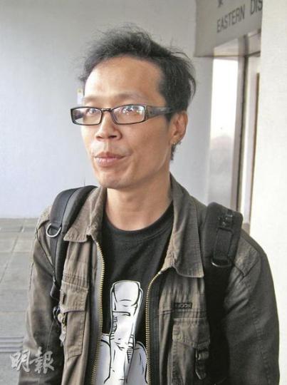 網上電台「青台」節目監製楊匡被控刑毁罪,原定昨晨受審,但他聲稱因被公安軟禁而未能出席聆訊。他其後於昨午趕到法庭,解釋原因。(林景輝攝) 網上電台「青台」節目監製楊匡被控刑毁罪,原定昨晨受審,但他聲稱因被公安軟禁而未能出席聆訊。他其後於昨午趕到法庭,解釋原因。(林景輝攝)