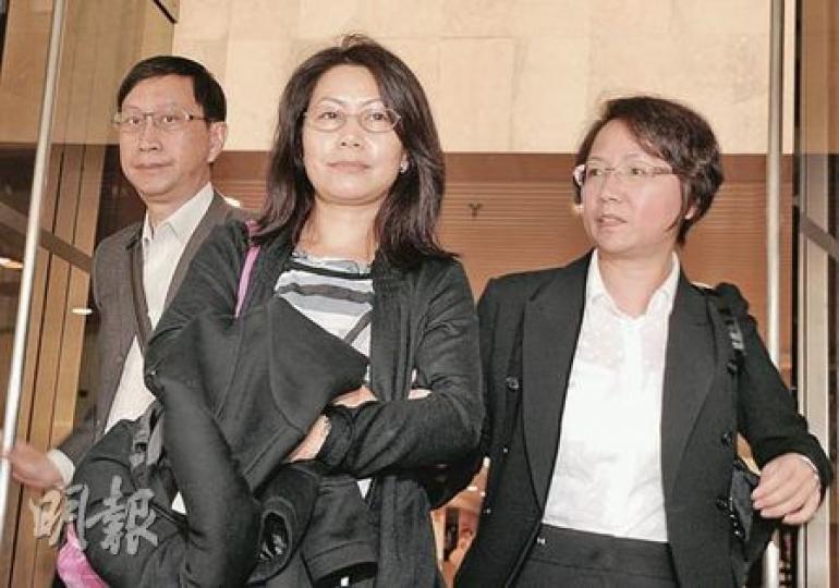 在2003年遺囑中獲「的士招」贈送全數估計達10億元遺產的二太鍾群英(中),昨氣定神閒讓記者拍照,希望掩護三、四太低調離去,甚有一家之主風範。(劉焌陶攝)(明報製圖) 在2003年遺囑中獲「的士招」贈送全數估計達10億元遺產的二太鍾群英(中),昨氣定神閒讓記者拍照,希望掩護三、四太低調離去,甚有一家之主風範。(劉焌陶攝)(明報製圖)