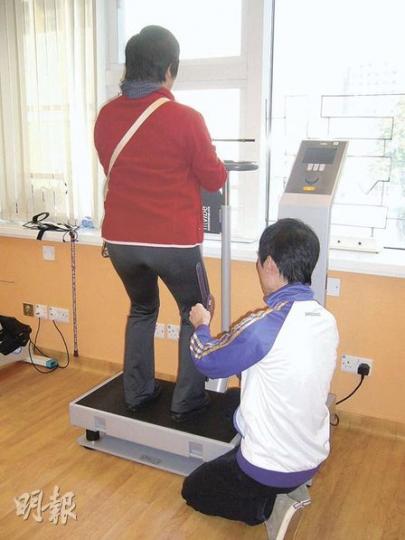中風病人站在「重力振動器」,膝蓋要保持一定角度,振動器可刺激骨細胞及肌肉收縮及增加關節內的壓力感應,改善中風病人的肌肉力量。(黃靜雅攝) 中風病人站在「重力振動器」,膝蓋要保持一定角度,振動器可刺激骨細胞及肌肉收縮及增加關節內的壓力感應,改善中風病人的肌肉力量。(黃靜雅攝)