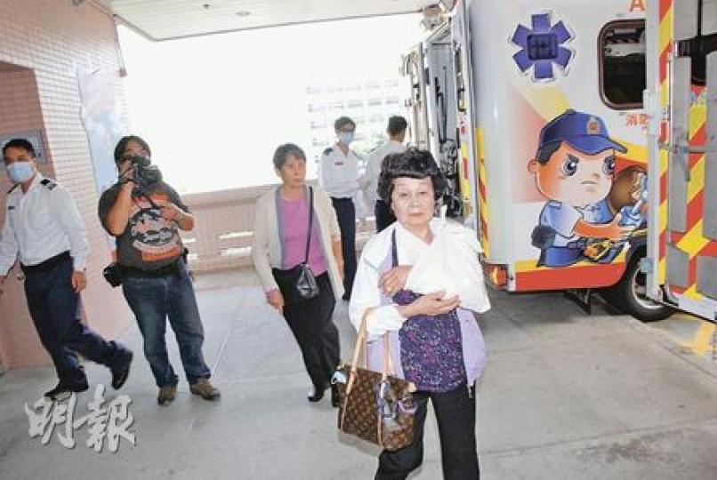 在海洋公園乘搭扶手電梯時跌傷的女遊客(右一及二),送院敷治後已無大礙,相繼出院。(雲錦鋒攝) 在海洋公園乘搭扶手電梯時跌傷的女遊客(右一及二),送院敷治後已無大礙,相繼出院。(雲錦鋒攝)