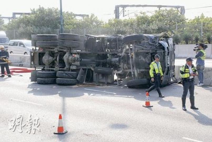 混凝土車失事衝出北嶼山公路路邊,車身翻側損毁,警方事後封鎖路面調查。(雲錦鋒攝)七人車在北大嶼山公路遇上嚴重車禍,右車身被撞至嚴重變形,司機乘客一度被困,由消防救出。(雲錦鋒攝)北大嶼山嚴重交通意外中,混凝土車司機(左一)事後在現場協助調查。(雲錦鋒攝) 混凝土車失事衝出北嶼山公路路邊,車身翻側損毁,警方事後封鎖路面調查。(雲錦鋒攝)七人車在北大嶼山公路遇上嚴重車禍,右車身被撞至嚴重變形,司機乘客一度被困,由消防救出。(雲錦鋒攝)北大嶼山嚴重交通意外中,混凝土車司機(左一)事後在現場協助調查。(雲錦鋒攝)