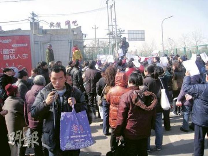 逾300訪民昨在北京南站聚集,高喊「打倒腐敗,還我人權」。(明報記者攝)62歲訪民梁哲獻稱去年赴京找人代幫忙,卻被公安抓住遣送回鄉。(明報記者攝) 逾300訪民昨在北京南站聚集,高喊「打倒腐敗,還我人權」。(明報記者攝)62歲訪民梁哲獻稱去年赴京找人代幫忙,卻被公安抓住遣送回鄉。(明報記者攝)