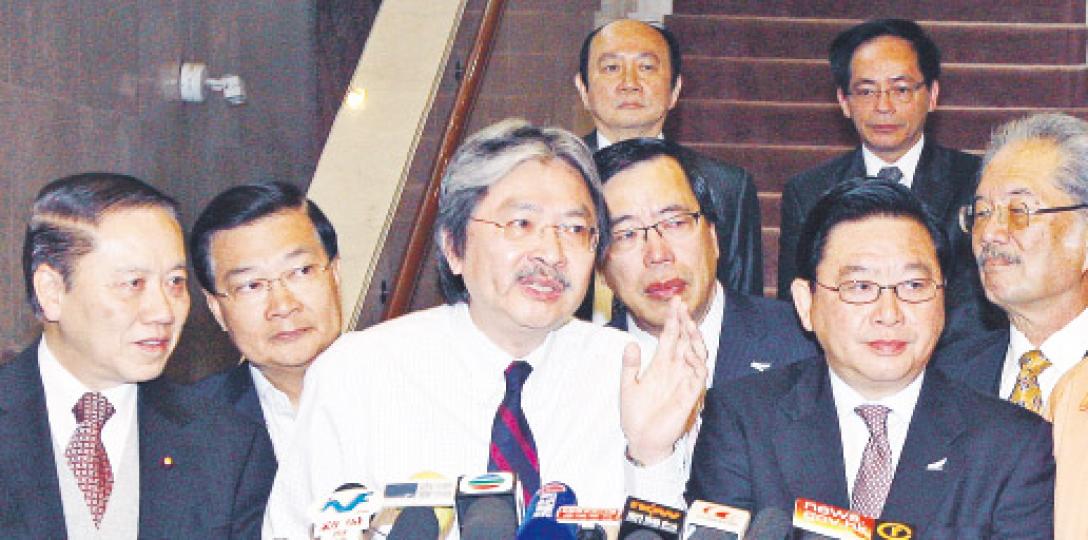 財政司長曾俊華(中)昨早會見建制派議員後,公布修改預算案,包括薪俸稅退稅,以及向滿18歲的香港永久居民派發6000元。(李紹昌攝)(明報製圖)(明報製圖)(明報製圖) 財政司長曾俊華(中)昨早會見建制派議員後,公布修改預算案,包括薪俸稅退稅,以及向滿18歲的香港永久居民派發6000元。(李紹昌攝)(明報製圖)(明報製圖)(明報製圖)